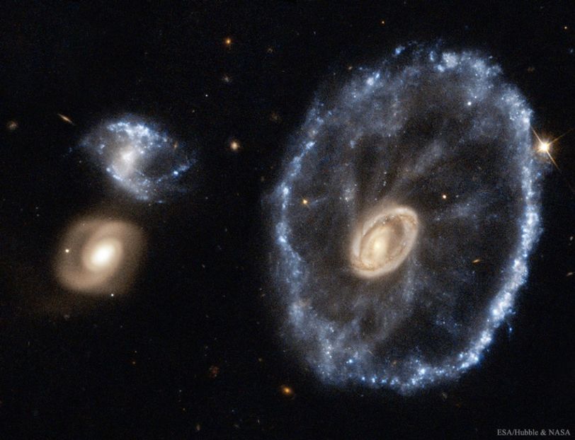 Cartwheel_Hubble_960 - Colindand prin univers V
