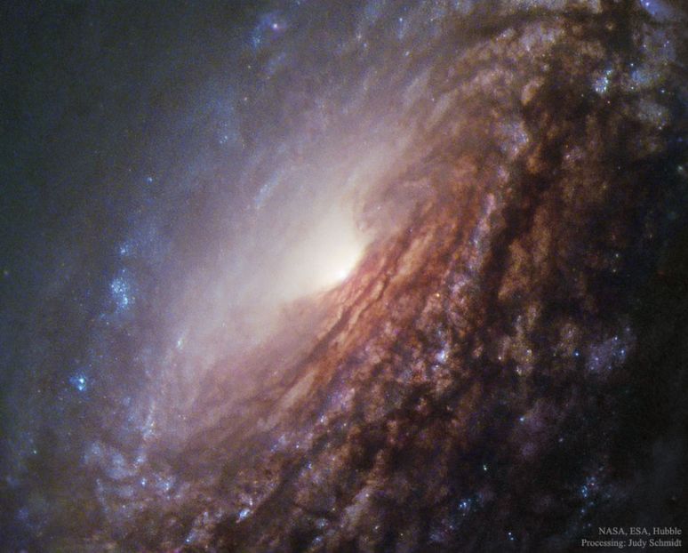 NGC5033_HubbleSchmidt_960 - Colindand prin univers V