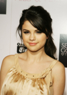 CJCWKIPYDNYLALLKOCT - poze Selena Gomez