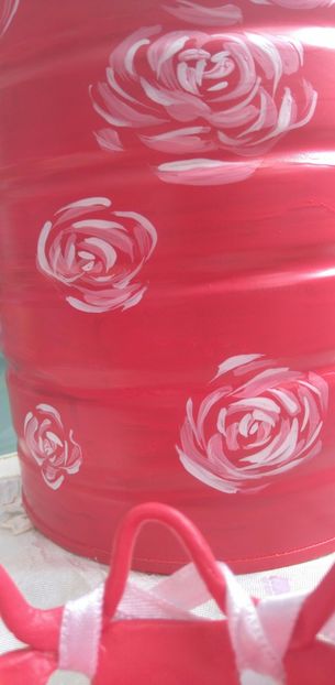 Detaliu; Model original si modern. Trandafirii au culoarea roz deschis cu alb, asezati  pe un fond  deosebit de rosu spre roz.
