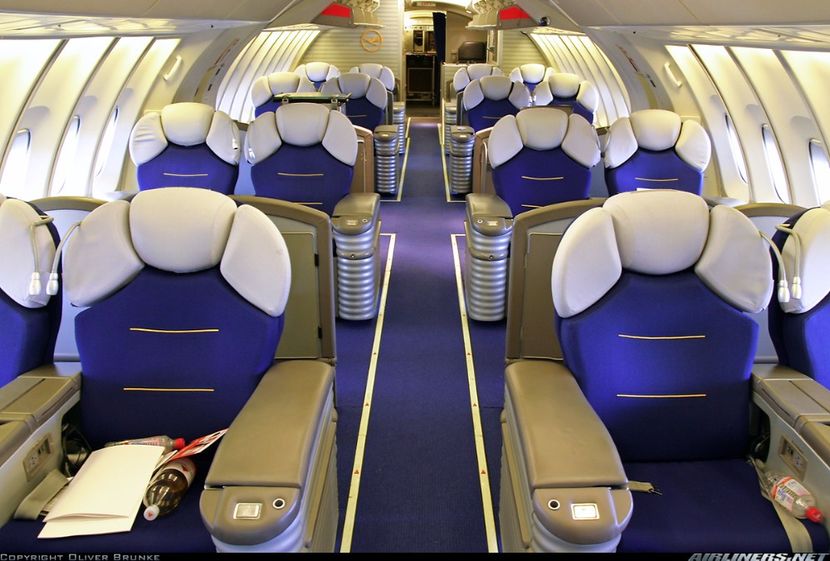 In avion dupa lungi certuri cu Lily pentru ca trebuiau sa stea in coloana doi; cate doi si sa faca juraminte de cercetasi in fata intregii lumi:
