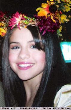 selena cu o coroana de flori in cap - My Idols Forever