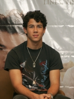 105805_nick-jonas-speaks-during-a-press-conference-with-his-brothers-in-panama-october-28-2009