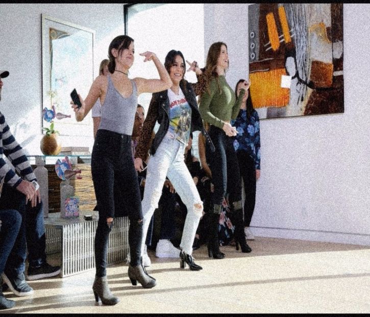 ☇.ʎsdʎɓ❤нєαят❀.; # coboară scările destul de adormită, ținând mâna pe balustradă pentru - - S01xEp04 - fighting naked bodies