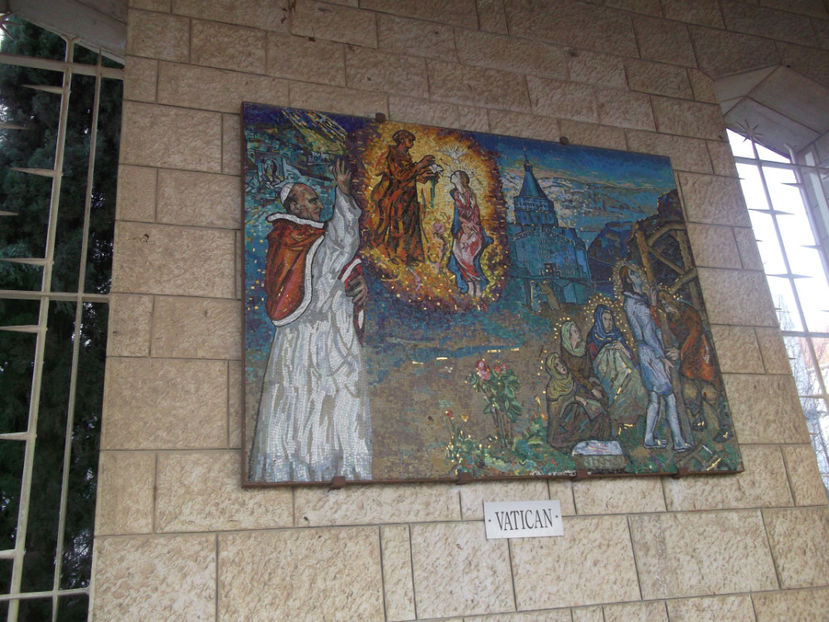 in curtea bisericii , pe pereti sunt icoane din toate tarile - prima zi de pelerinaj