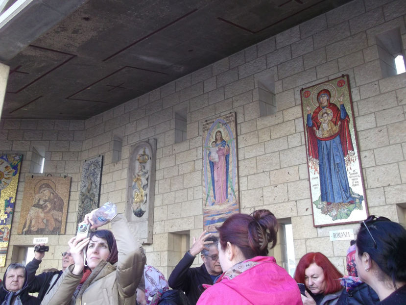 icoane pe pereti in curte - prima zi de pelerinaj