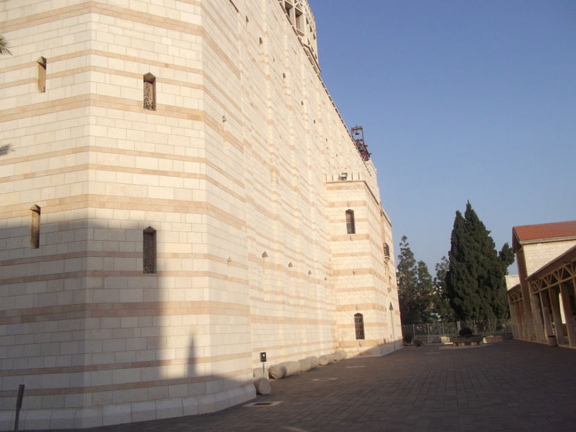 curtea bisericii - prima zi de pelerinaj