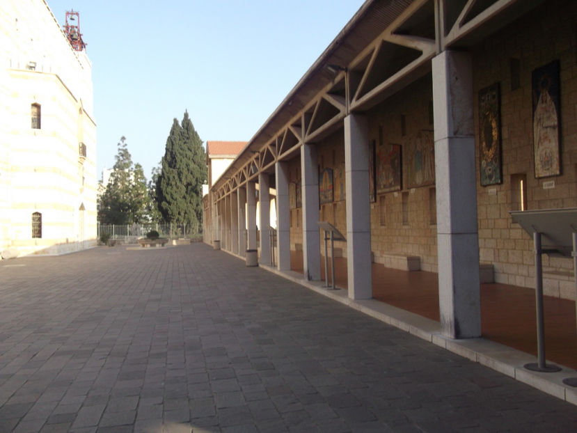 zidul exterior ce inconjoara biserica - prima zi de pelerinaj