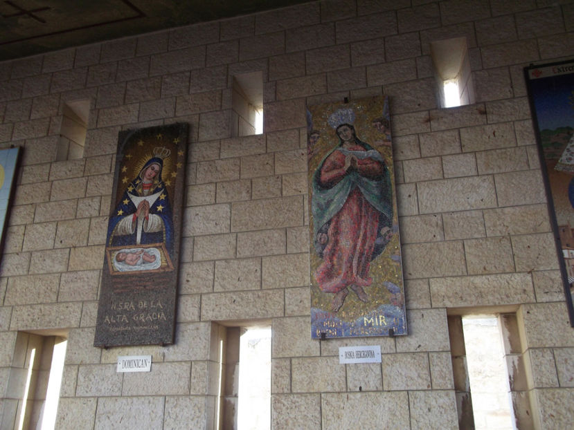 icoane pe zidul curtii - prima zi de pelerinaj