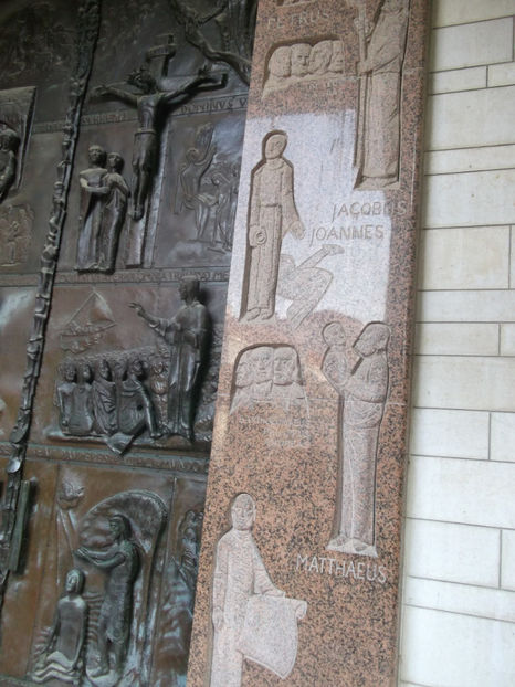 imaginile de pe usa deruleaza viata lui Isus - prima zi de pelerinaj