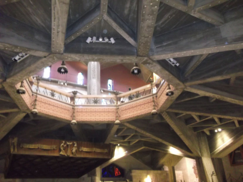 Bazilica este asezata peste locul unde a primit Maria, vestea ca v-a naste un prunc sfant - prima zi de pelerinaj