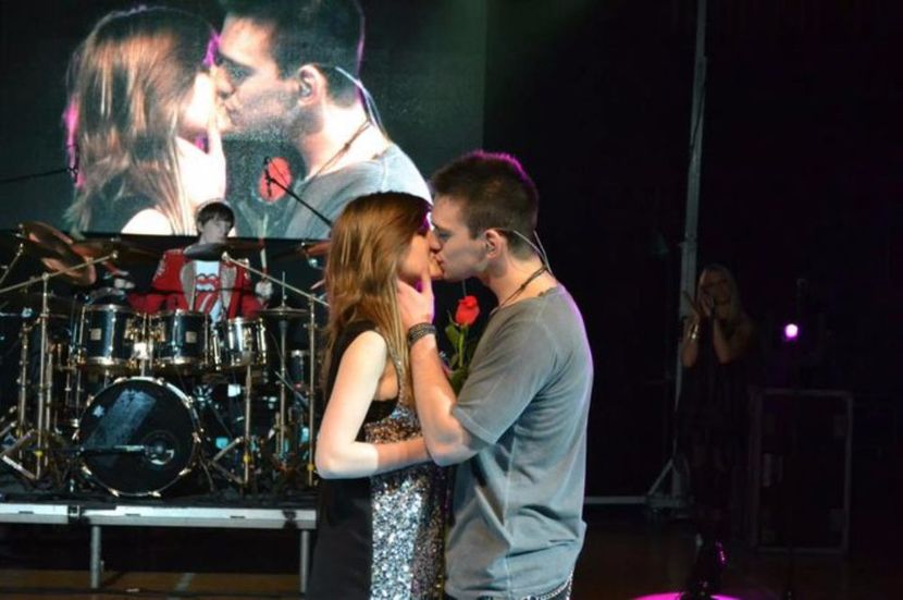 102993481_UARTRNF3 - 01 one - pmv - 2