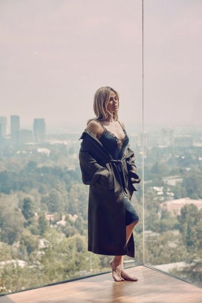 large (4) - khloe k