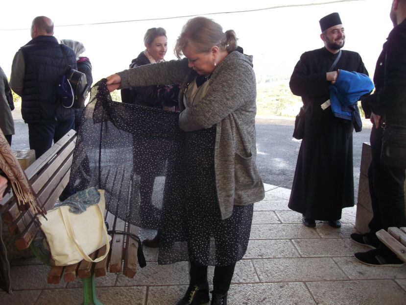 ne pregatim de urcare la manastire - a doua zi de pelerinaj