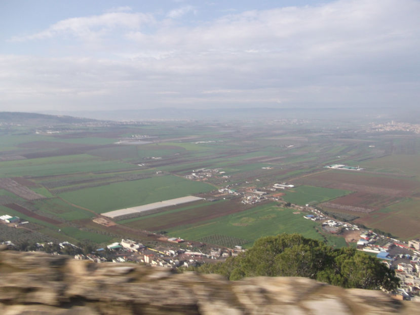 imagine de pe munte spre valea lasata cu mult mai jos - a doua zi de pelerinaj