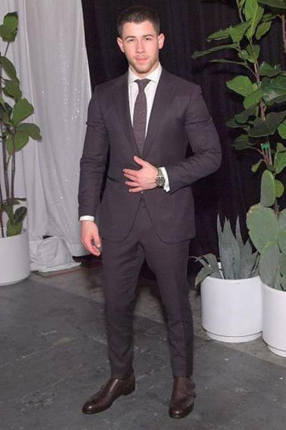 Nick-Jonas-Los-Angeles-2017-01-07_L3BWdXM4VFRoU3FxcERnVS14RVZ0Z1B6YnFSZz0vMjAzeDEzNjo3NzN4OTkwLzY0MH - nick jonas