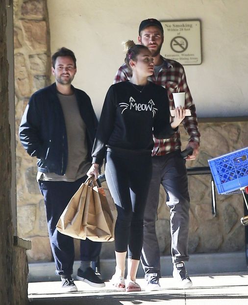 miley-cyrus-shopping-in-los-angeles-1-6-2017-2 - miley cyrus