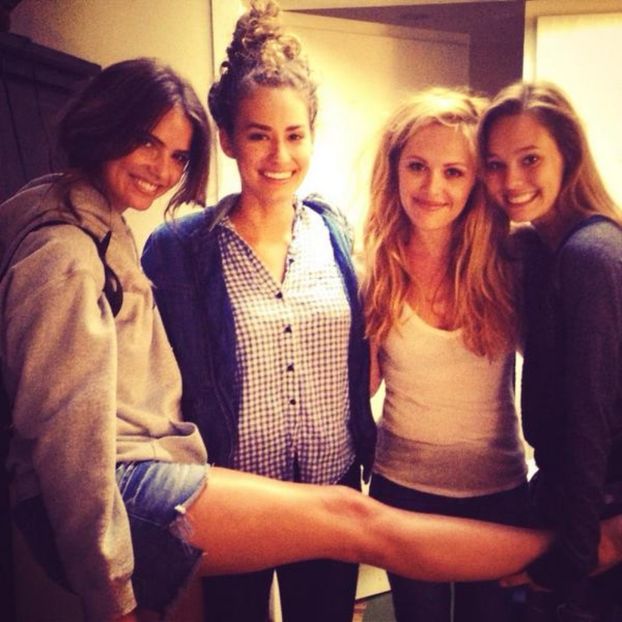 BwS9h7dCMAAWS1j - shelley hennig