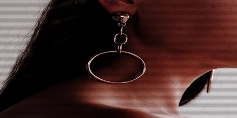 Mi se par oribili cerceii stil talăngi, mai mari decât capul celei care îi poartă. Mi - Trust no feelings feel no pain