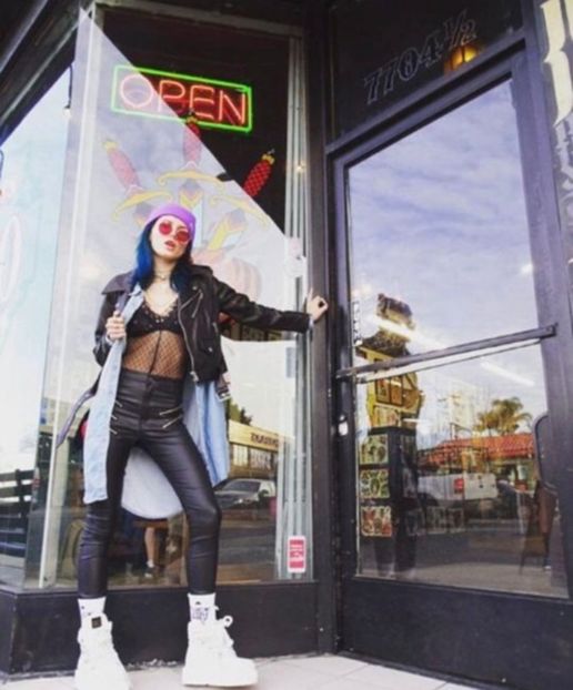 large (18) - bella thorne