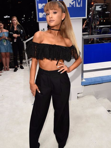 ariana-grande-mtv-vmas-red-carpet-arrivals-2016-1472430191-view-0 - Ariana Grande la covorul rosu