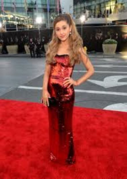 descărcare (3) - Ariana Grande la covorul rosu