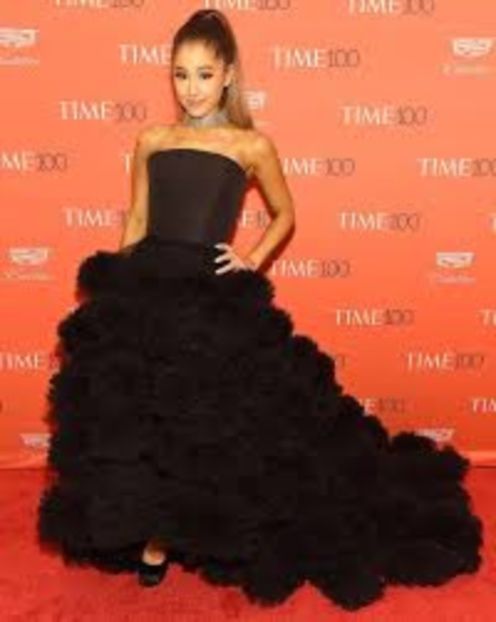 descărcare (6) - Ariana Grande la covorul rosu