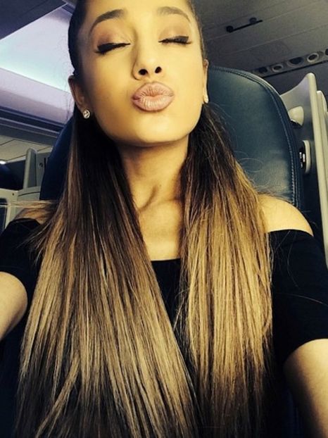 1 - SELFIE ARIANA GRANDE