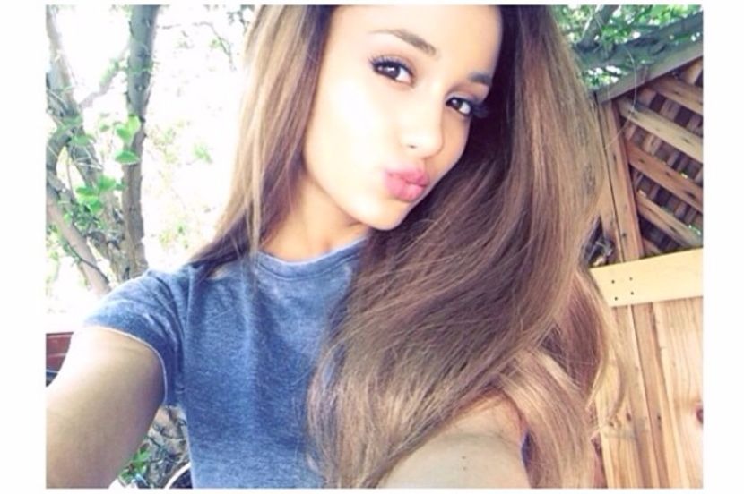 3 - SELFIE ARIANA GRANDE