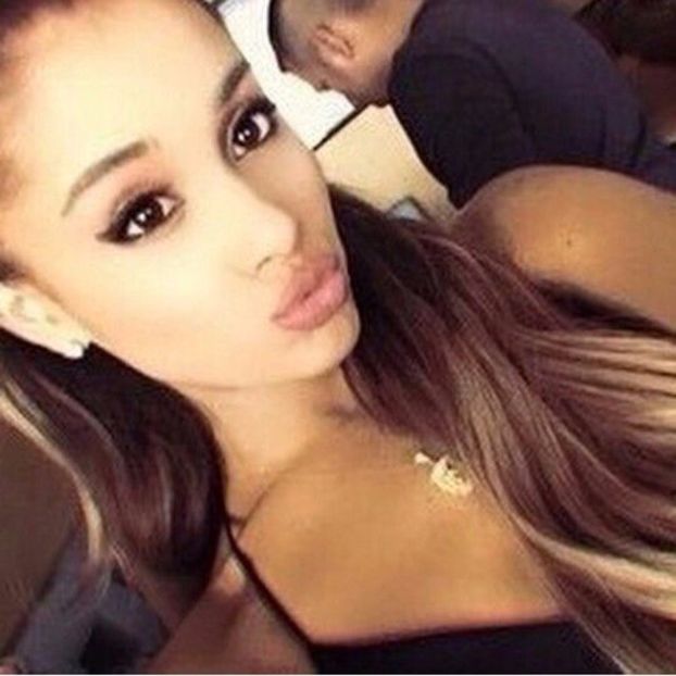 5 - SELFIE ARIANA GRANDE