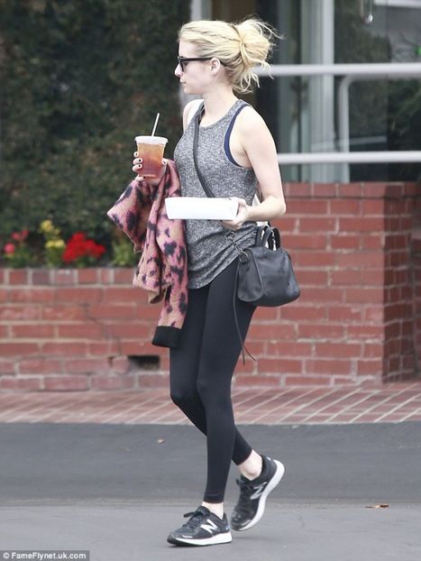 39A75EFF00000578-3866506-Lazy_Sunday_Shielding_her_eyes_from_the_beaming_Hollywood_sun_th-m-61_14773 - emma roberts s