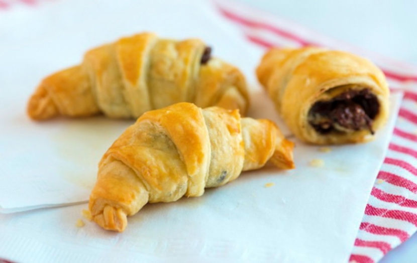 sinfully-easy-chocolate-croissant-recipe-1 - Cornulete delicioase cu fulgi de ciocolata