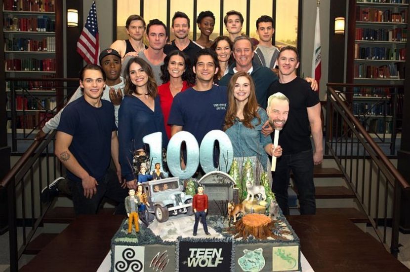 teen-wolf-cast-celebrates-filming-100th-and-finale-episode-in-set-photo - teen wolf cast