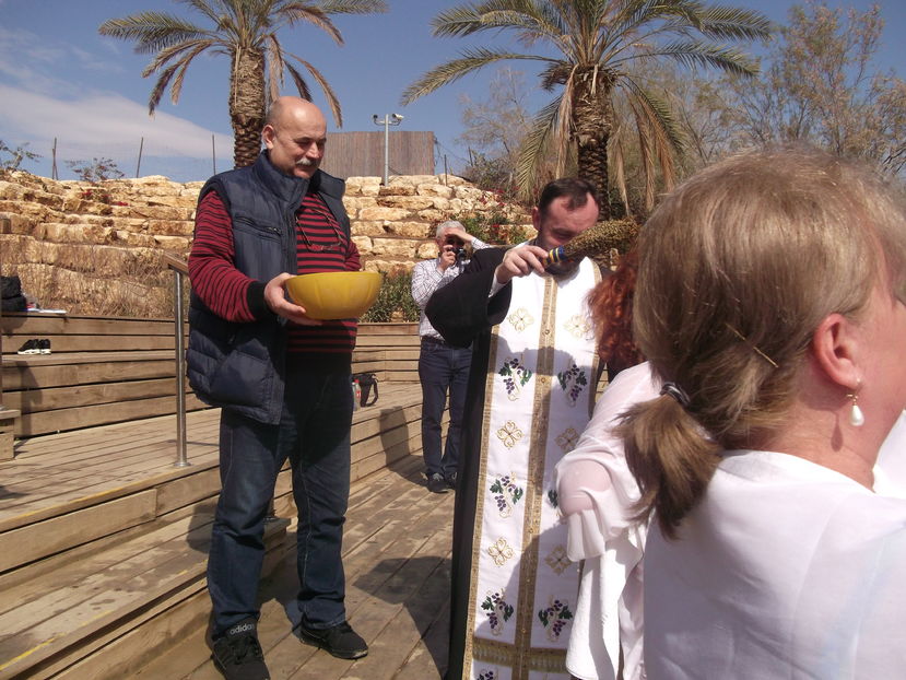 preotul incepe Botezul cu apa din IORDAN - a treia zi de pelerinaj