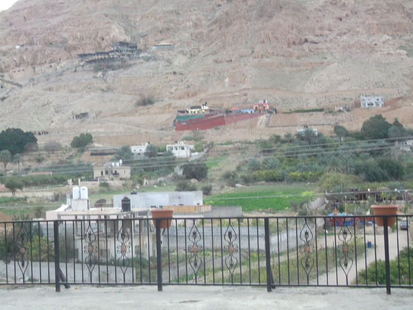 in muntele din zare se vede manastirea - a treia zi de pelerinaj