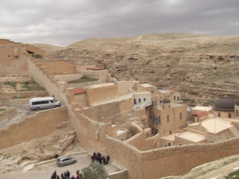 vedere a manastirii de pe versantul opus de munte - a patra zi de pelerinaj