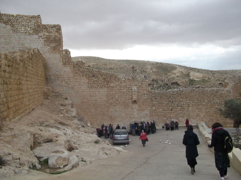 spre poarta manastirii - a patra zi de pelerinaj