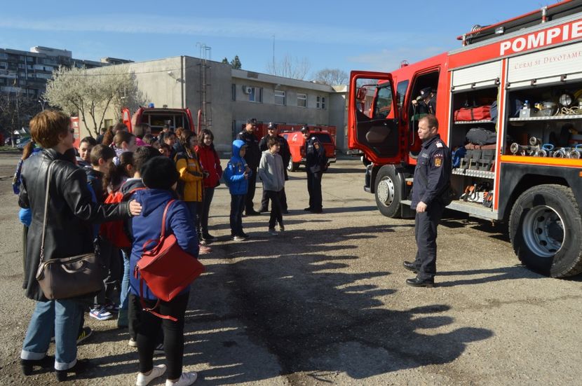  - Clasa a V-a A  Vizita la detasamentul de pompieri Bujoreni