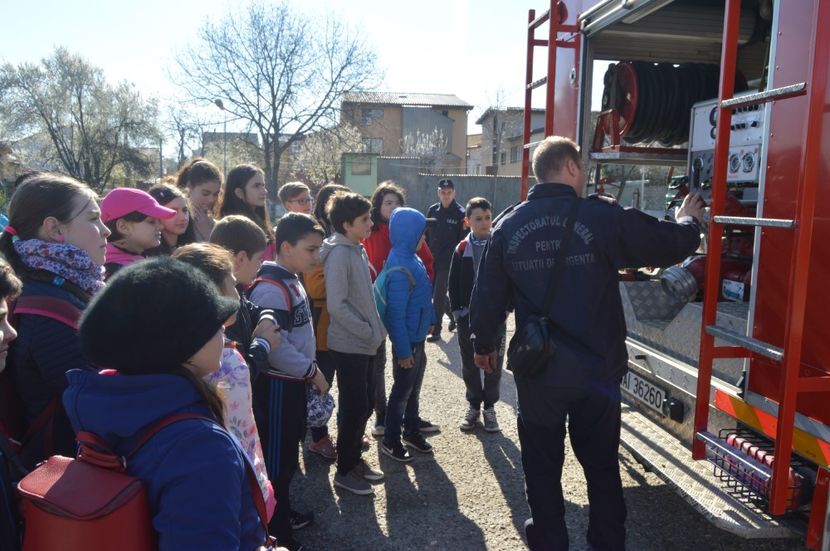  - Clasa a V-a A  Vizita la detasamentul de pompieri Bujoreni