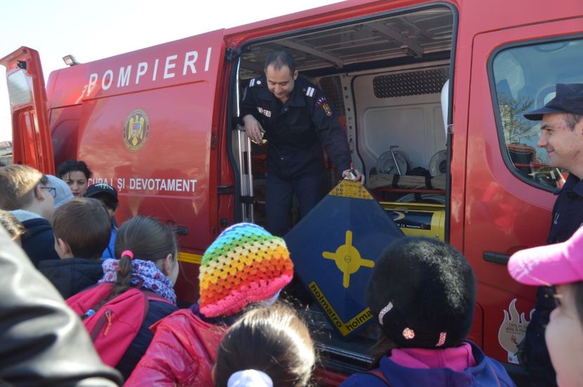  - Clasa a V-a A  Vizita la detasamentul de pompieri Bujoreni