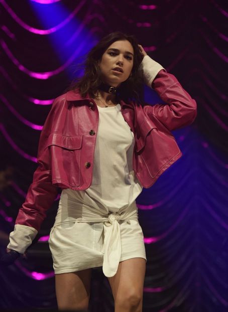 dua-lipa-performing-at-metro-radio-christmas-live-in-newcastle-december-2016-1 - dua lipa