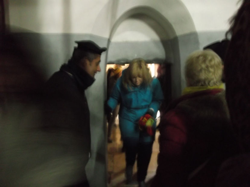 paznic care dirijeaza trecerile... - a patra zi de pelerinaj