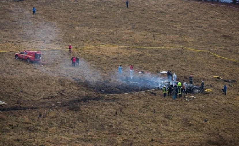 privesc îngroziți resturile fumegânde... - MILITARI CAZUȚI LA DATORIE