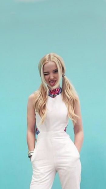 Cb8D6i6W0AAVCpe - dove cameron