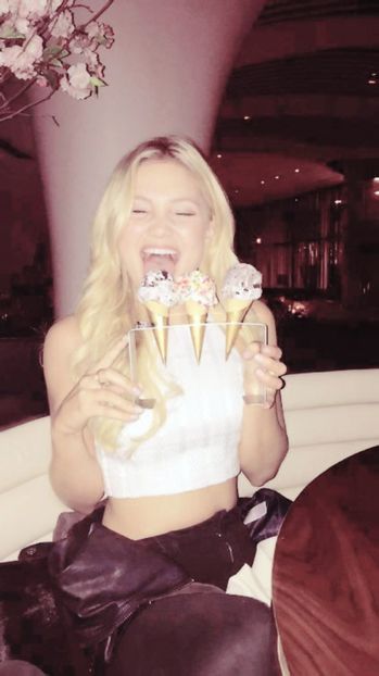 large (6) - olivia holt tt