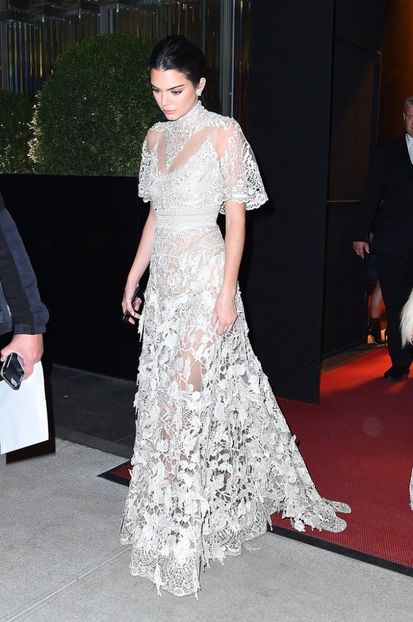 Kendall-Jenner-Wearing-Elie-Saab-Jan-2017 - kj2