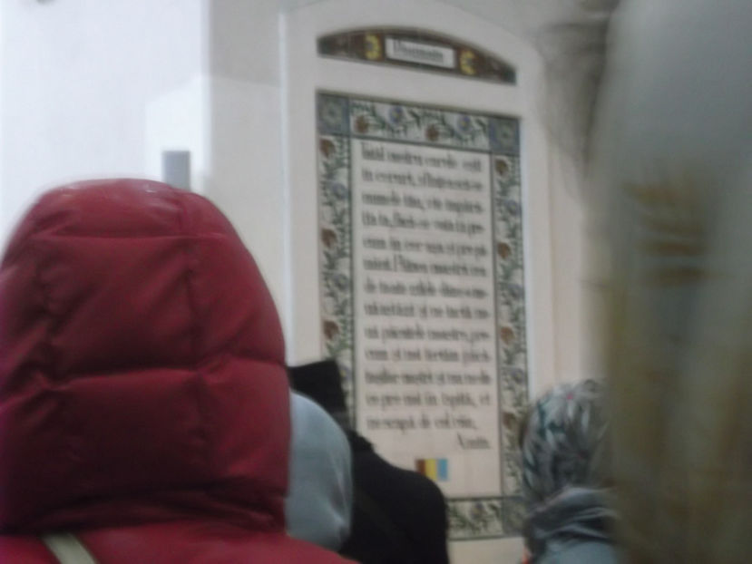 in dreapta altarului este in limba romana - a cincea zi de pelerinaj