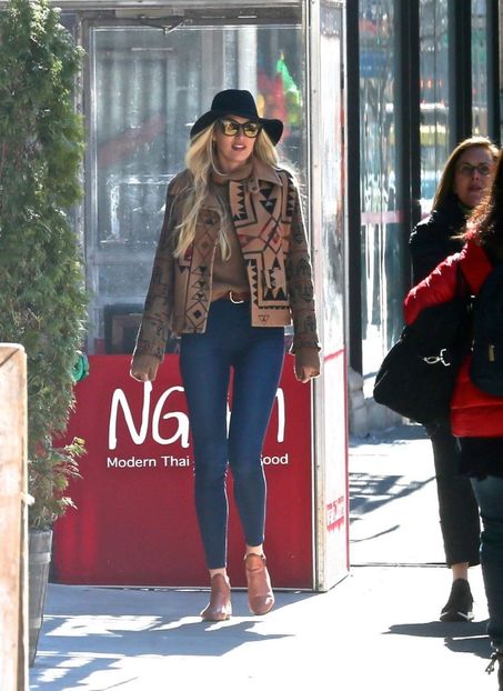 candice-swanepoel-out-and-about-in-new-york-03-23-2017_4 - candice swaneopel