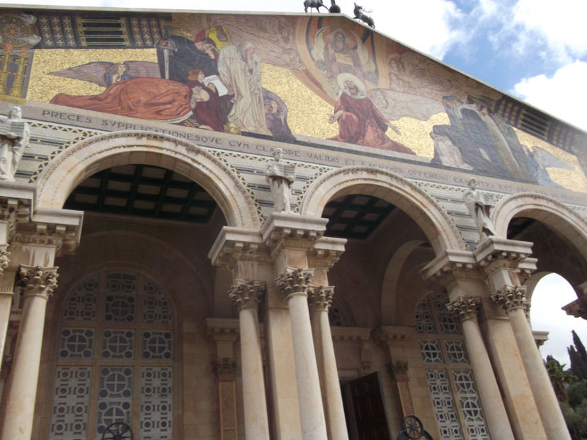 Biserica natiunilor , vazuta de la poalele dealului - a cincea zi de pelerinaj