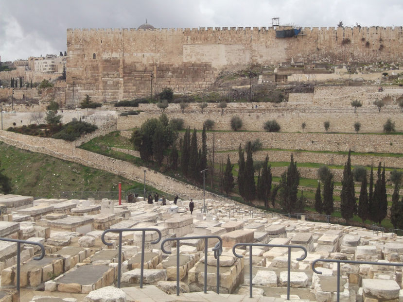 intre morminte....o inmormantare evreiasca - a cincea zi de pelerinaj